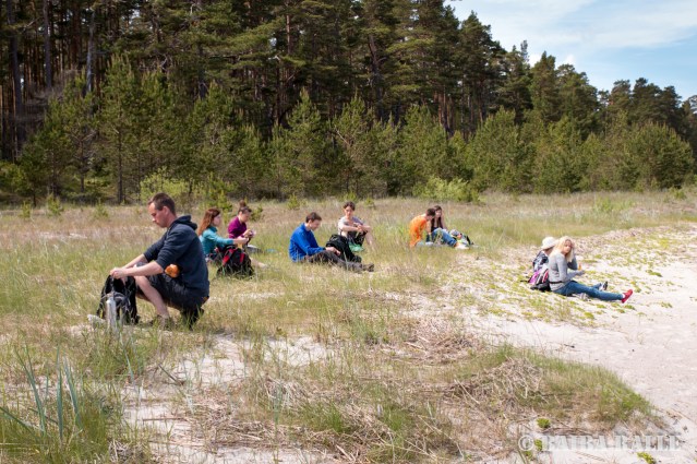 Pusdienu pauze pārgājiena laikā