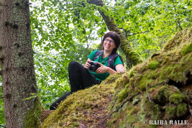 Fotogrāfiem dažkārt ir interesantas pozas.