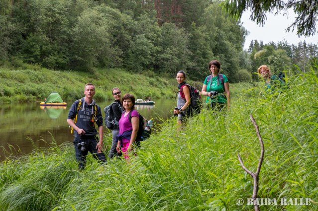 Vasarā upju krasti mēdz būt aizauguši.